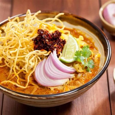  Khao Soi - Intensywnie aromatyczna zupa curry z makaronem i sosem rybnim w połączeniu z chrupiącym smażonym mięsem