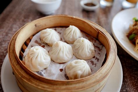   Crossing Cultures: Czy Xiaolongbao - Te Delikatne Ollado - Są Gwarancją Rozpusty dla Podniebienia?